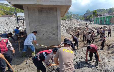 Bersihkan Rumah Allah Pascabanjir, Polri dan Warga Bener Meriah Gotong Royong Siapkan Meunasah Sambut Ramadan