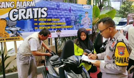 Pasang Alarm Gratis di Polsek Wonocolo Polrestabes Surabaya, 10 Pendaftar Pertama Diberi Bonus Buah Durian