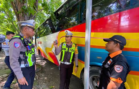 Ops Keselamatan Semeru 2026, Satlantas Polres Lamongan Gelar Ramp Check Bus Penumpang