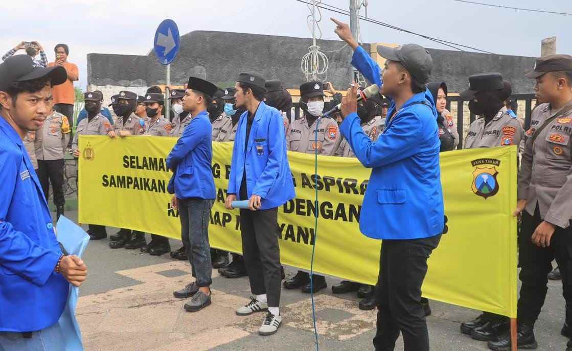 Humanis, Polres Probolinggo Beri Layanan Aksi Damai PC PMII