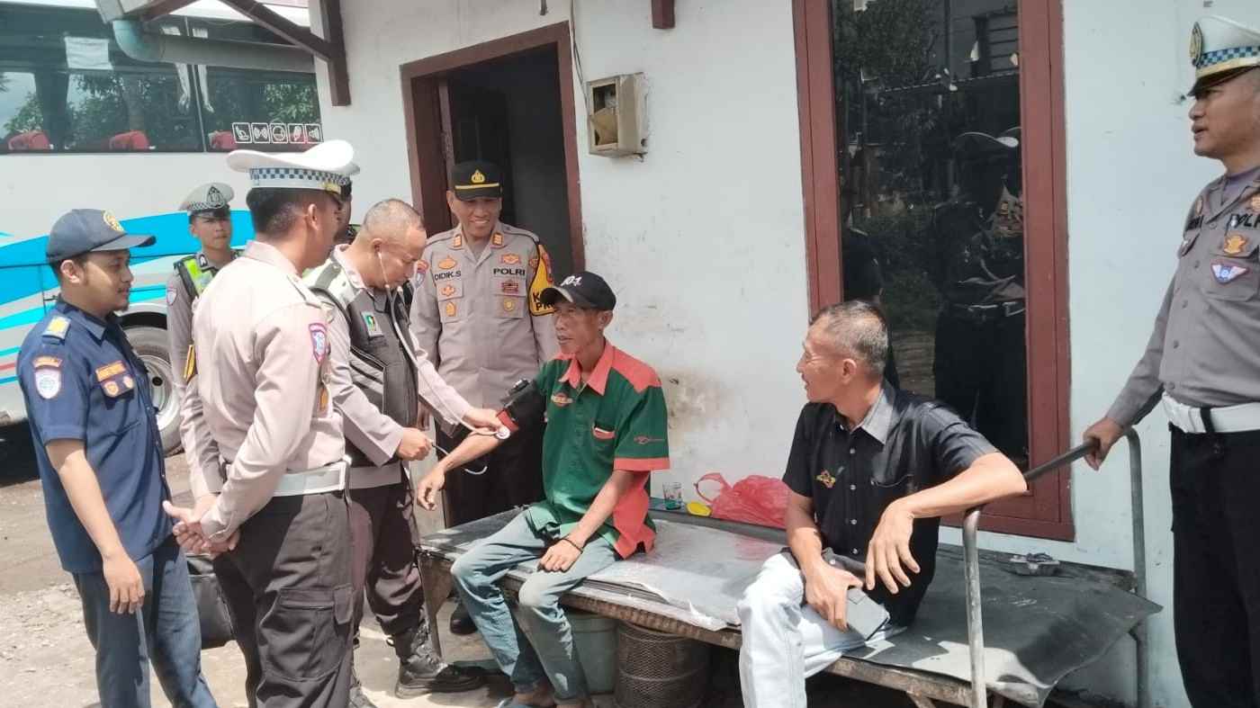 Polres Bondowoso Periksa Kesehatan Sopir Angkutan Umum di Hari Pertama Ops Keselamatan Semeru