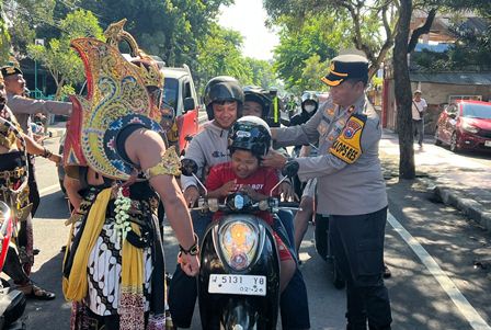 Unik..! Polres Blitar Kota Terjunkan Gatotkaca dan Werkudara Sosialisasikan Ops Keselamatan Semeru 2026