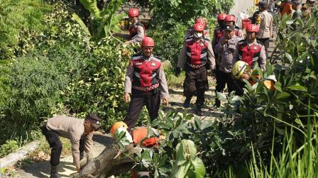 Tanggap Bencana, Polres Tuban Tangani Dampak Angin Puting Beliung