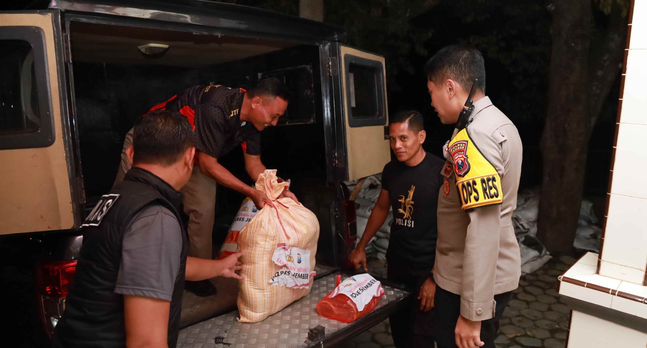Polres Jember Salurkan Bantuan Sembako untuk Warga Terdampak Banjir di Desa Pakis