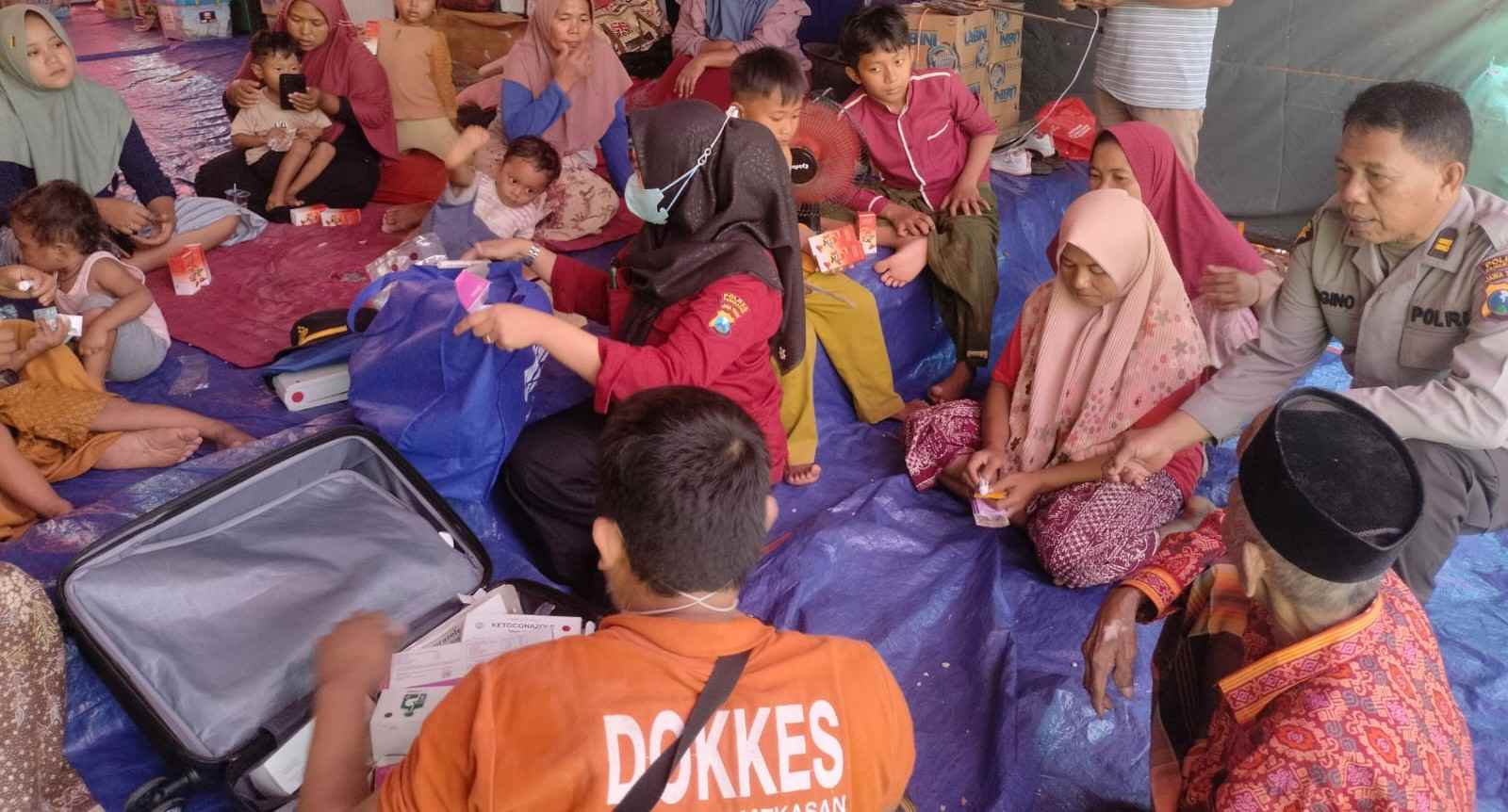 Polres Pamekasan Berbagi  Obat dan Layanan Kesehatan untuk Warga Terdampak Longsor di Pasean