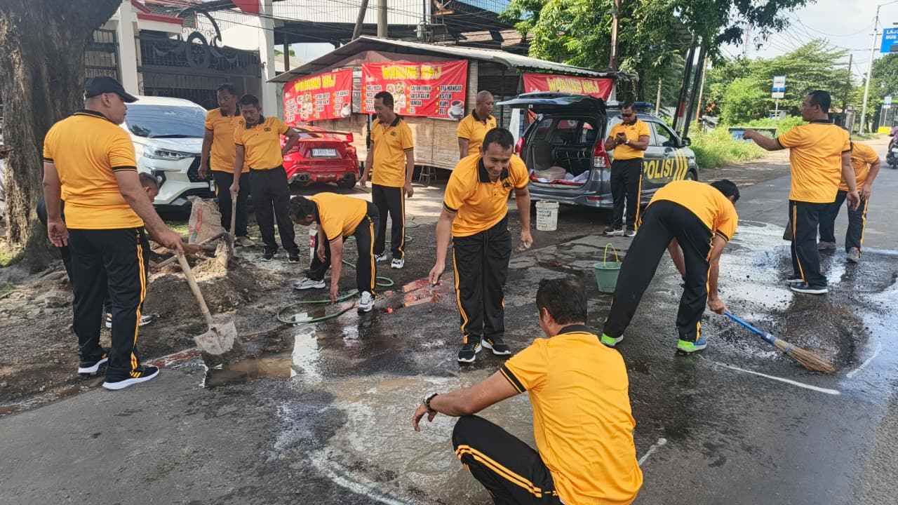 Operasi Keselamatan Semeru 2026, Polresta Sidoarjo Tambal Jalan Berlubang