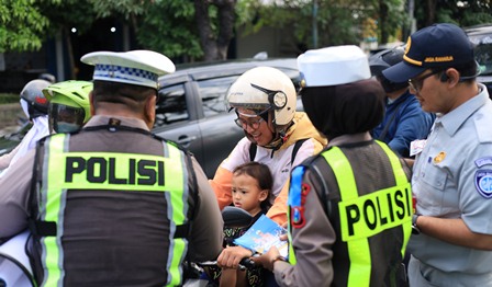 Polres Gresik Gencarkan Edukasi Keselamatan, Pengguna Jalan Tertib Dapat Cokelat