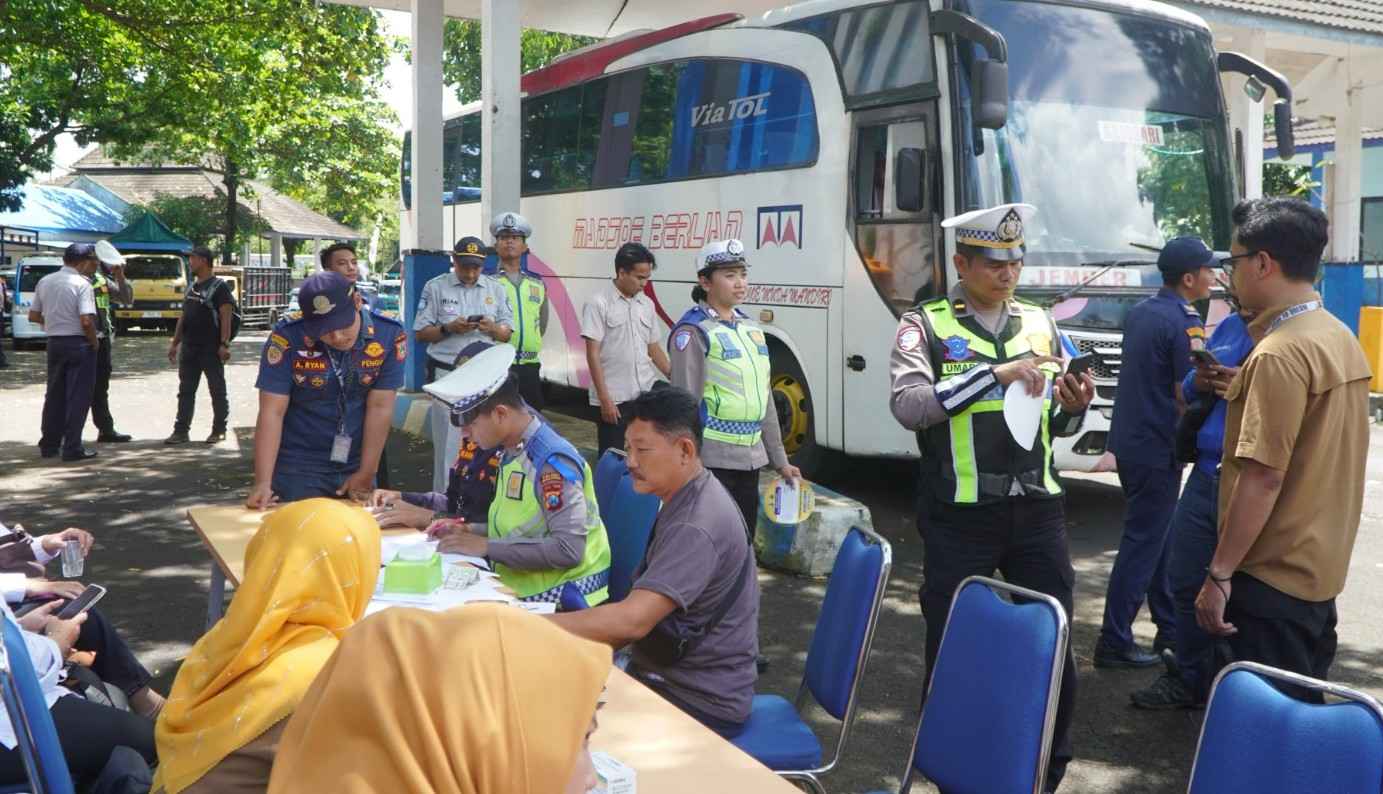 Operasi Keselamatan Semeru, Polres Malang Gelar Ramp Check dan Tes Urine Awak Bus