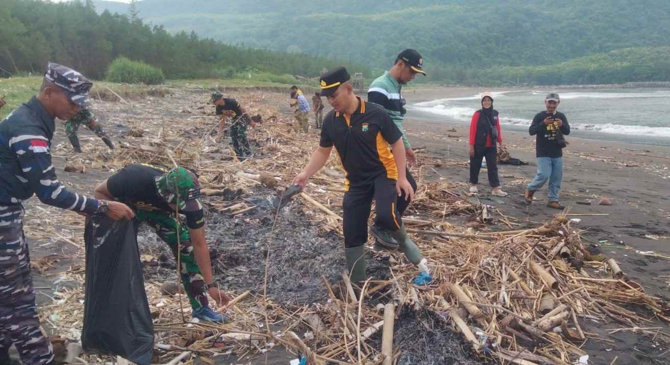 Peduli Lingkungan, Jajaran Polres Jember Bersih-bersih Pantai Puger