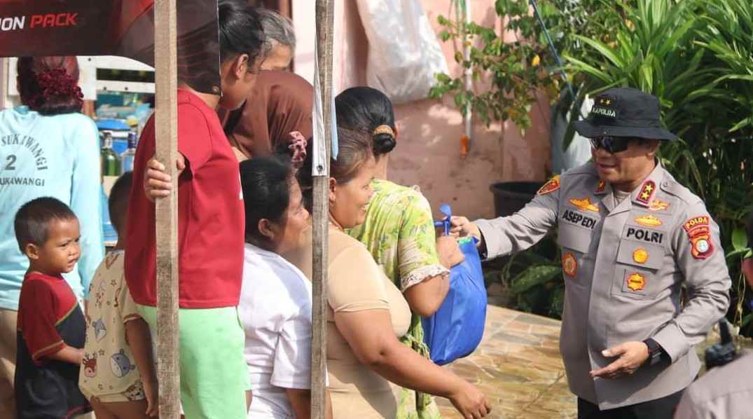 Kapolda Metro Jaya  Berbagi Sembako ke Warga Terdampak Banjir di Bekasi