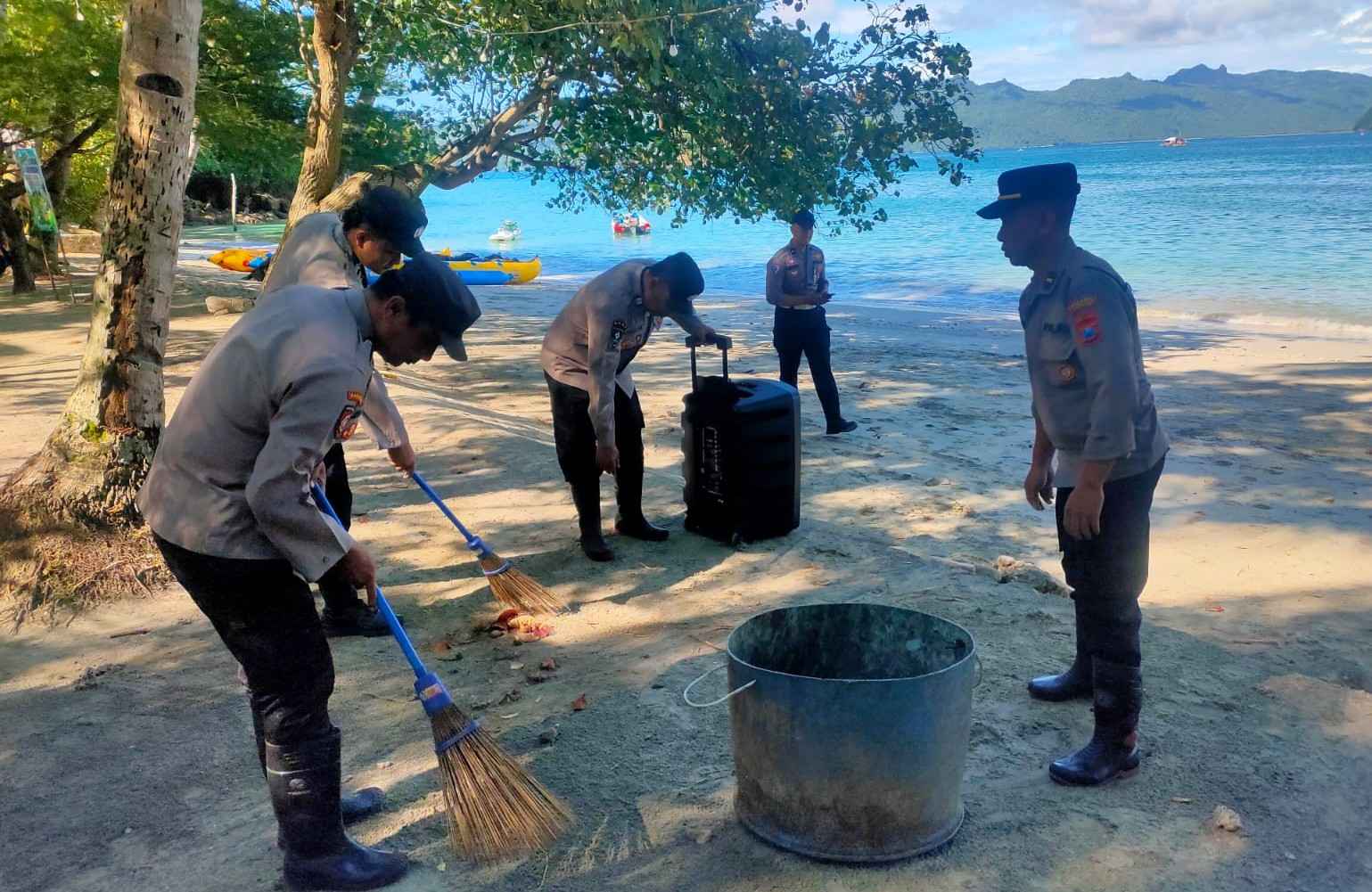 Gotong Royong, Polres Trenggalek Bersihkan Area Pantai Mutiara Watulimo