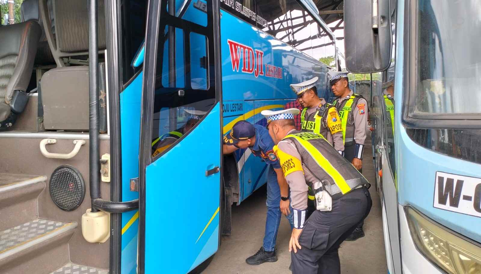 Ops Keselamatan Semeru 2026, Satlantas Polres Lamongan Gelar Ramp Check Bus Pariwisata Jelang Peringatan Harlah NU di Malang