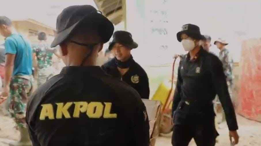 Taruna Akpol Latsitardanus di Aceh Tamiang, Bersihkan Lumpur Pasar hingga Santuni Korban Hanyut