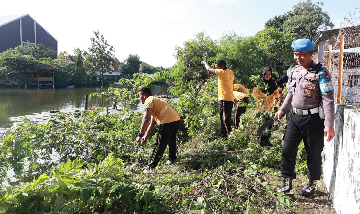 Polda Jatim Gelar Kerja Bakti Serentak Laksanakan Program Gerakan Indonesia Asri