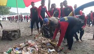 Pusdik Brimob Gelar Aksi Bersih Pantai Pasir Putih Situbondo, Tindak Lanjuti Arahan Presiden RI