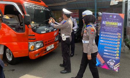 Layanan Kesehatan Gratis, Aksi Simpatik Polres Blitar Edukasi Pengguna Jalan di Ops Keselamatan Semeru 2026
