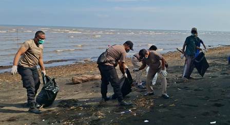 Gerakan Indonesia Asri : Polres Probolinggo Bersama Warga Percantik Destinasi Wisata Pantai