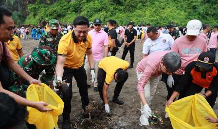 Polres Jember Lakukan Gerakan Indonesia Asri Bersihkan Pantai Watu Ulo