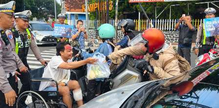 Polres Blitar Kota Edukasi Pengguna Jalan di Operasi Keselamatan Semeru dengan Berbagi Sayur