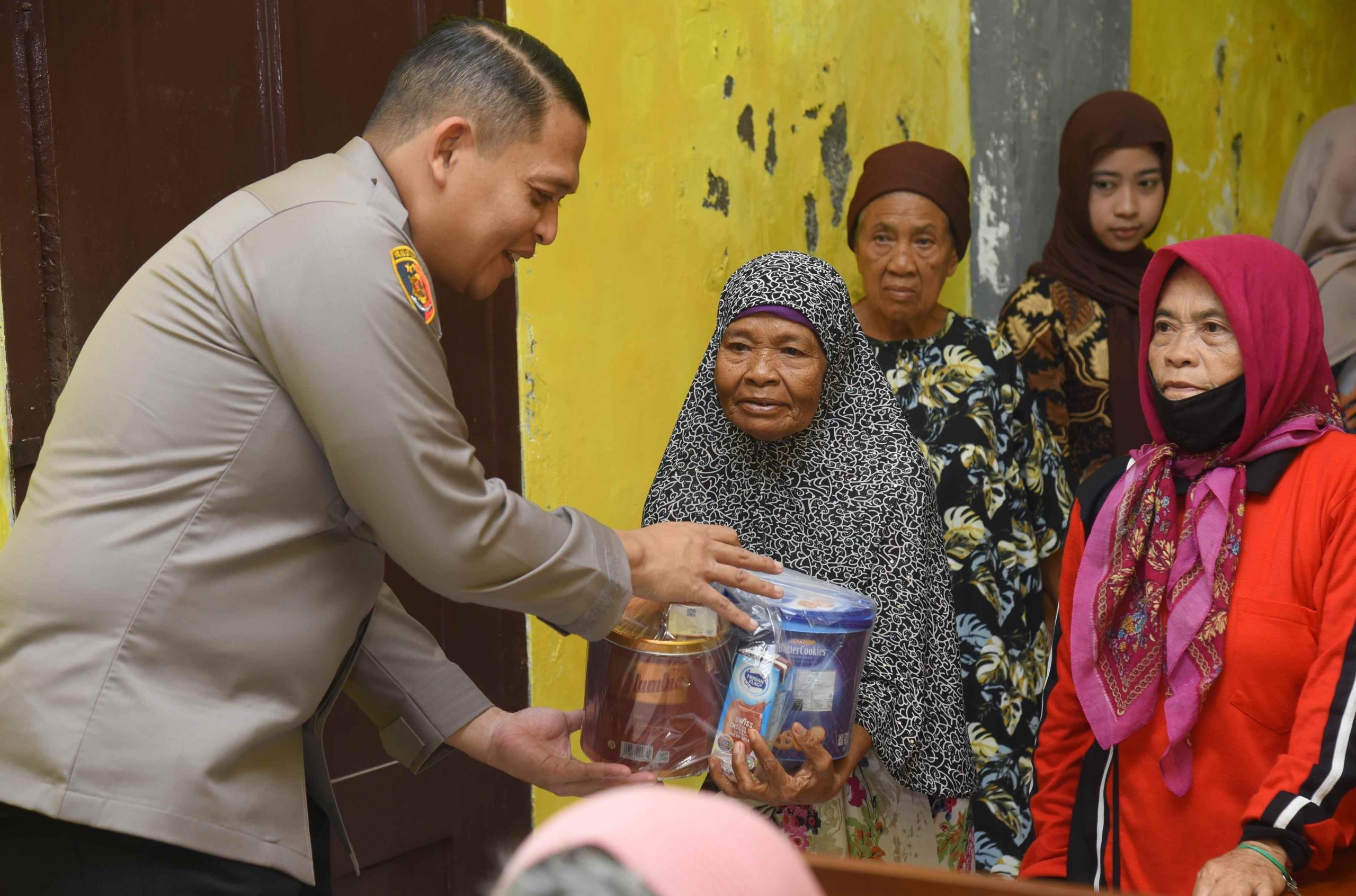 Polri Peduli : Polres Bondowoso Salurkan Bantuan dan Kunjungi Panti Jompo