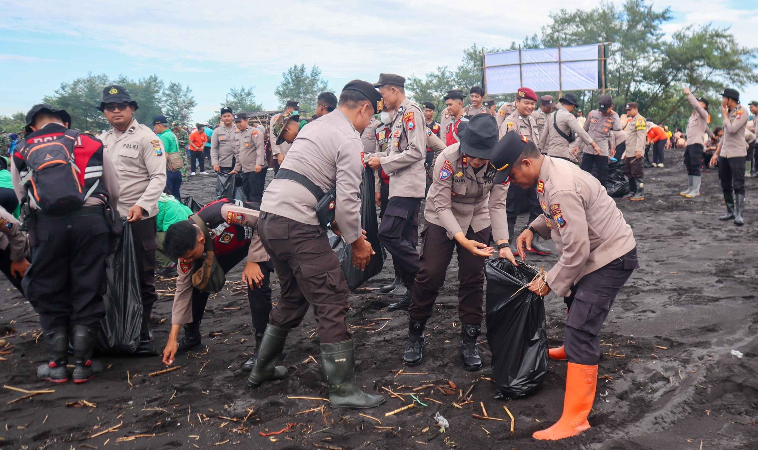 Polres Lumajang Gelar Aksi Bersih - bersih Wujudkan Pantai Watu Pecak Asri