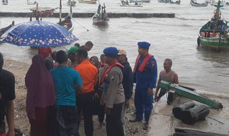 Gercep,  Satpolairud Polres Lamongan Tangani Laporan Perahu Nelayan Belum Kembali, Seluruh Korban Selamat