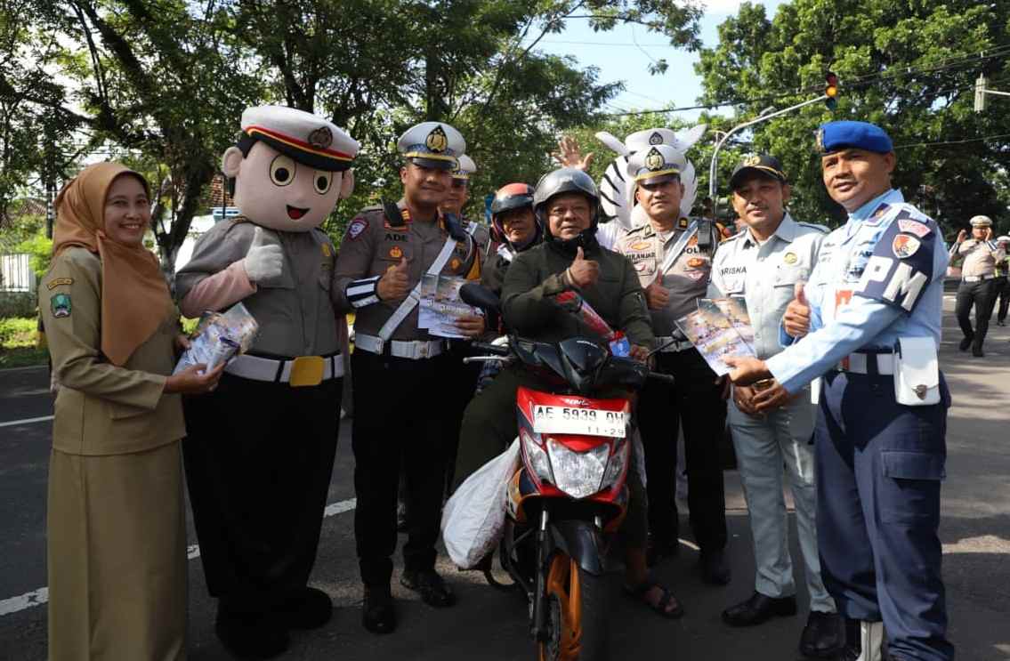 Polres Magetan Berbagi Bunga dan Es Krim di Operasi Keselamatan Semeru 2026