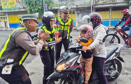 Hari Kesepuluh Operasi Keselamatan Semeru, Polres Lumajang Beri Hadiah Pengendara Tertib