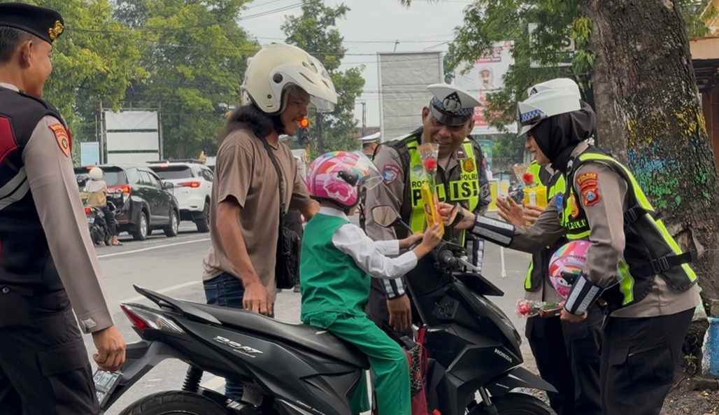 Operasi Keselamatan Semeru, Polres Ponorogo Beri Hadiah Helm dan Cokelat Pengendara Tertib