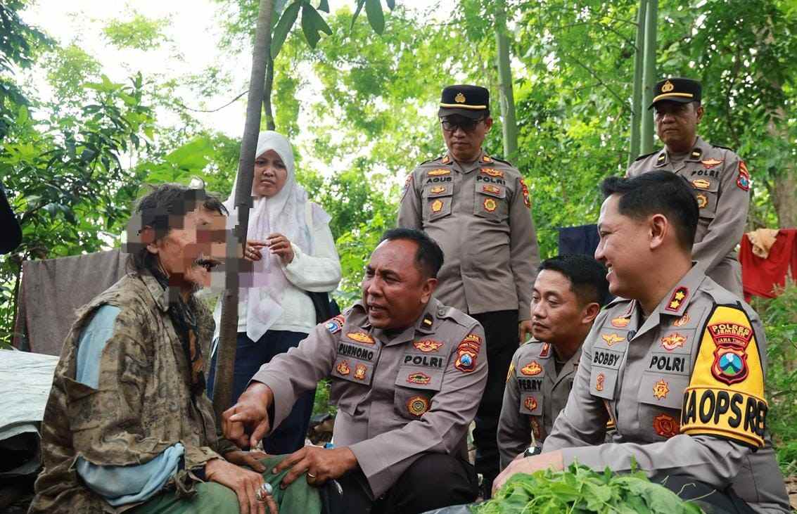 Polri Peduli : Polres Jember Evakuasi Kakek Tuna Wisma dari Hutan Jubung