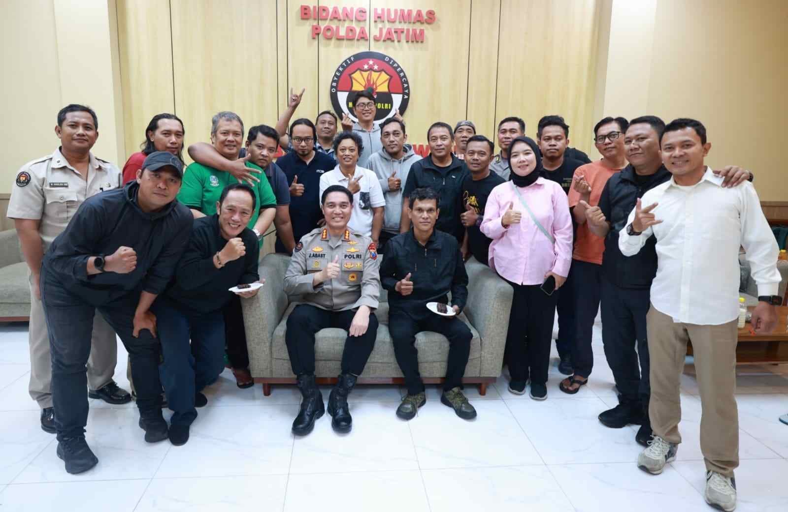 Potong Tumpeng dan Kue, Bidhumas Polda Jatim Peringati Hari Pers Nasional 2026