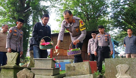 Jelang Ramadan 1447 H, Kapolresta Malang Kota Ajak Anggota Ziarah Serentak ke 31 Makam Korban Kanjuruhan