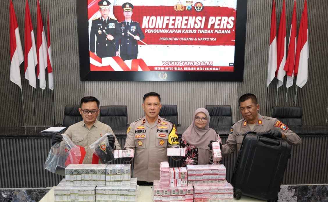 Polres Trenggalek Amankan 2 Tersangka Penipuan Modus Pencairan Dana Rp150 juta