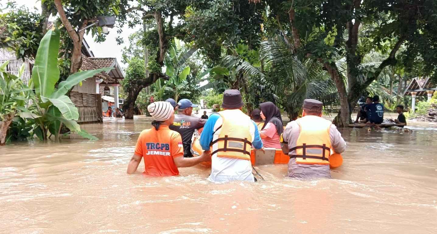 Polres Jember Evakuasi Korban Banjir di Rambipuji Pastikan Bantuan Tersalurkan