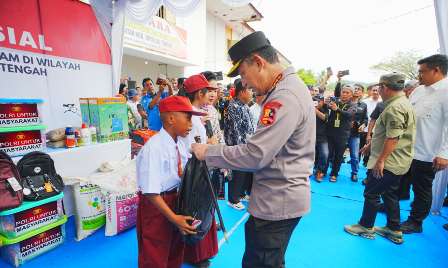 Tinjau Hunian Sementara Korban Bencana di Tapteng, Kapolri-Ketua Komisi IV Salurkan 16 Truk Bantuan Kemanusiaan