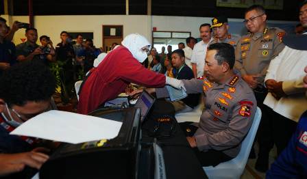 Momen Kapolri Ikut Donor Darah saat Hadiri Baksos HUT ke-53 Buruh KSPSI