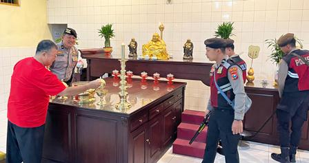 Polres Lumajang Lakukan Sterilisasi Vihara Jelang Perayaan Imlek