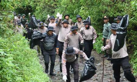 Gerakan Indonesia ASRI : Polres Magetan Gelar Korve di Jalur Pendakian Gunung Lawu