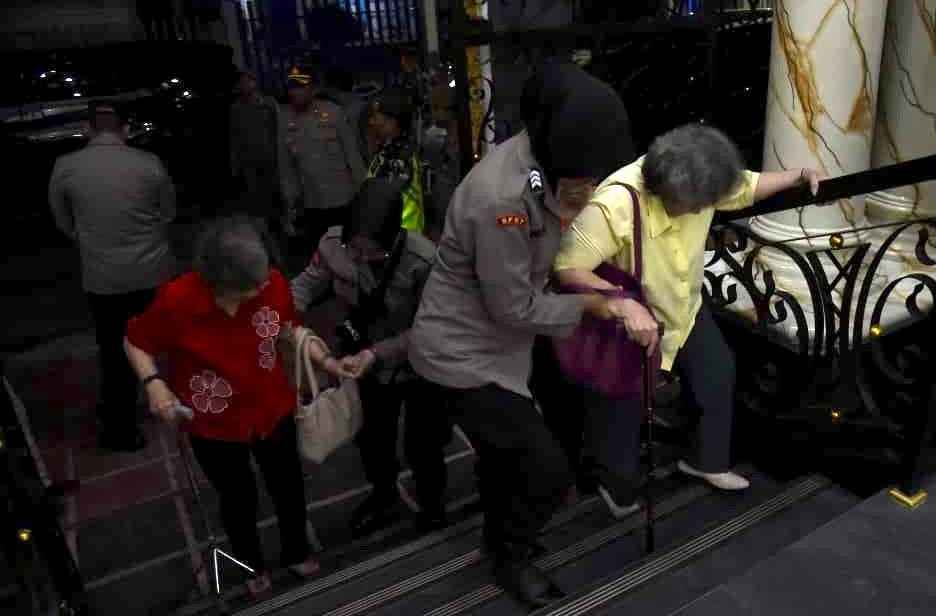 Respon Sigap Polwan Polres Bondowoso Layani Jemaat di Vihara Ariya Maitera