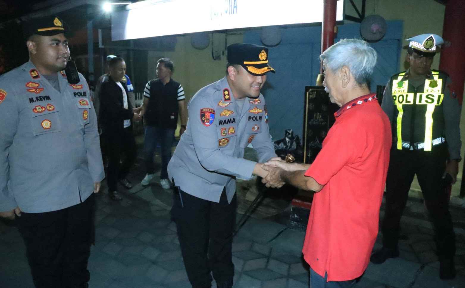 Pastikan Imlek Kondusif, Kapolres Gresik Tinjau Pengamanan di Klenteng Kim Hin Kiong