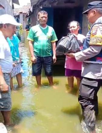 Polresta Sidoarjo Salurkan Bantuan Sembako untuk Warga Terdampak Banjir di Dusun Dodokan