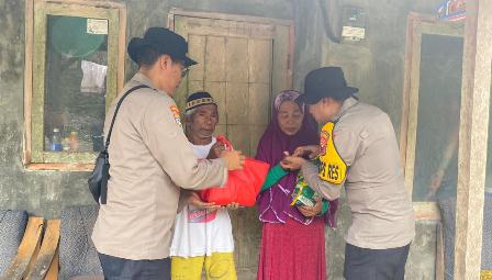 Polri Peduli : Medan Sulit dan Daerah Terpencil Tak Surutkan Polres Jember Salurkan Bantuan Untuk Warga