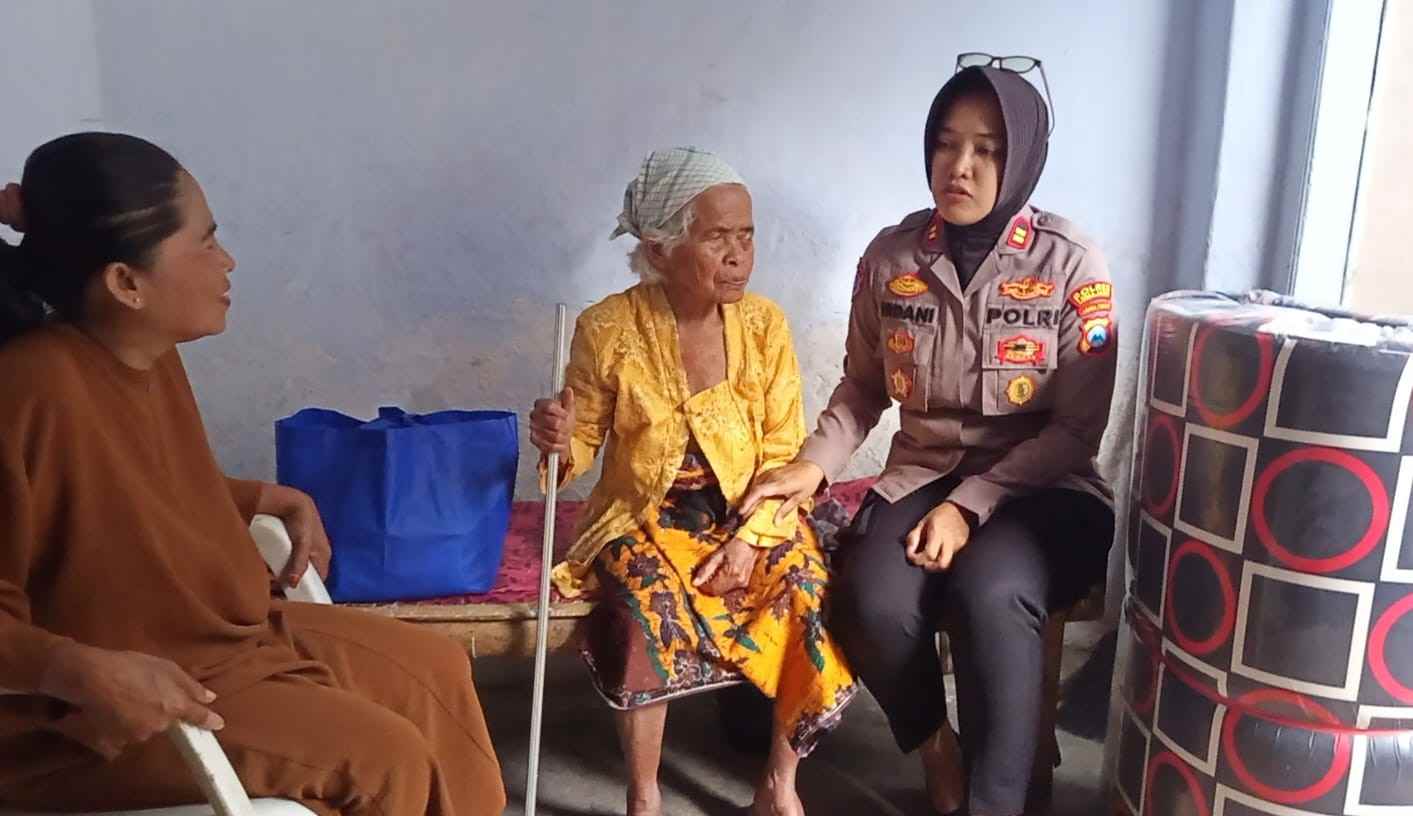 Polri Peduli : Polres Lumajang Salurkan Bantuan untuk Lansia Sebatangkara
