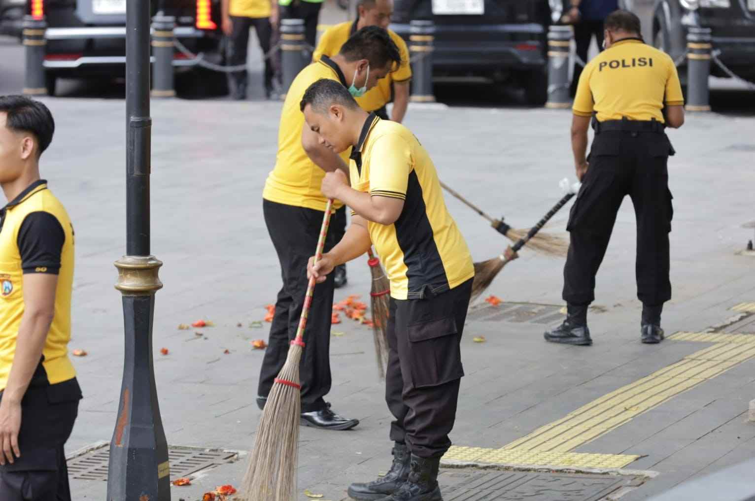 Gerakan Nasional ASRI: Polrestabes Surabaya Bersihkan Kawasan Jembatan Merah