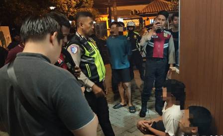 Polres Mojokerto Kota Bersama Warga Gagalkan Perang Sarung